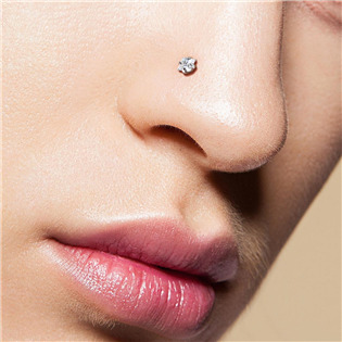 TIT1040-C Zahnutý piercing do nosu - titan, čirý kamínek