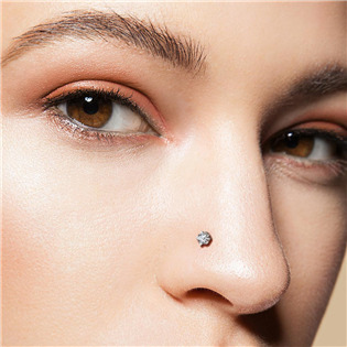 TIT1041-C Zahnutý piercing do nosu - titan hvězda, čirý kamínek