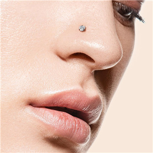 TIT1042-C Zahnutý piercing do nosu - titan srdíčko