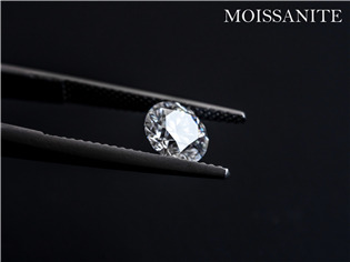 MN014-57 Stříbrný zásnubní prsten MOISSANIT