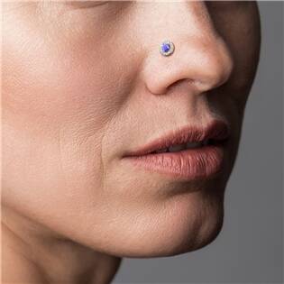 N0092-B Zahnutý piercing do nosu - modrý opál