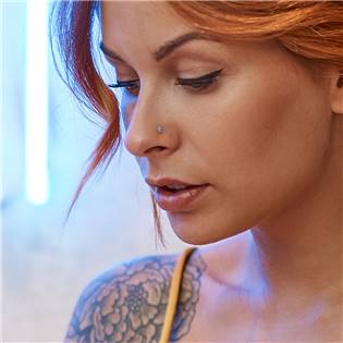 N0129-WH Zahnutý piercing do nosu kytička